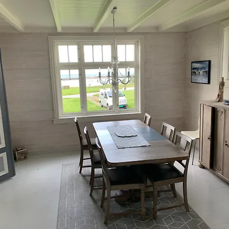 Flo Med Badstue Holiday home Ulsteinvik